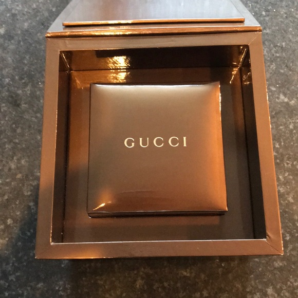 Women’s Gucci Mother of Pearl w/Diamonds Watch - Picture 5 of 7